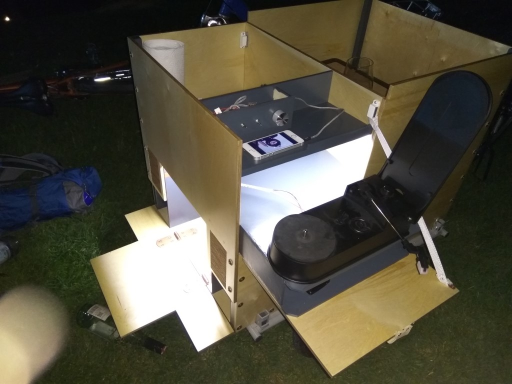 Für alles gerüstet. In dieser transportablen "Disco" ist sogar ein Abspieler für Schallplatten integriert. (Foto: mn)