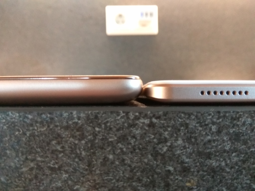 Links Xiaomi Redmi Note 3, rechts Mi Max. Trotz fetterem Akku mit 4.850 mAh ist das große Mi Max deutlich dünner. Eigentlich schade - dicker und noch mehr Akku wäre cool.