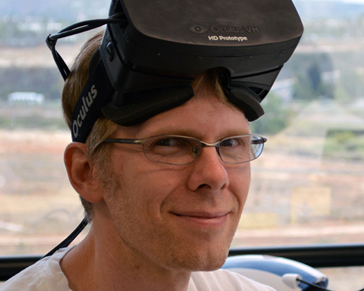 3D-Shooter-Legende John Carmack mit einem Protoyp des Oculus Rift Headset (Foto: Oculus VR)