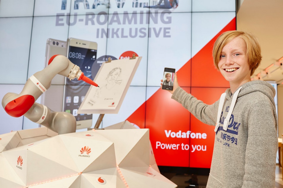 IoT zum Anfassen bei Vodafone. In wenigen Minuten zaubert der Robo-Maler aus dem Smartphone Foto ein kunstvolles Porträt. (Foto: Foto: Valéry Kloubert /Vodafone)