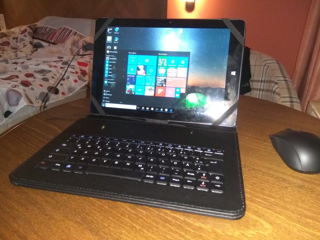 Provisorische Lösung: Das Chuwi Hi 10 Plus Tablet kriegte zunächst ein Universal-Cover mit Keyboard verpasst und eine Blutooth-Maus. Es sollte also ausdrücklich auch getestet werden, ob so ein "Billig-Tablet" eine erstzunehmende Alternative zu einem Subnotebook sein kann. (Foto: mn)