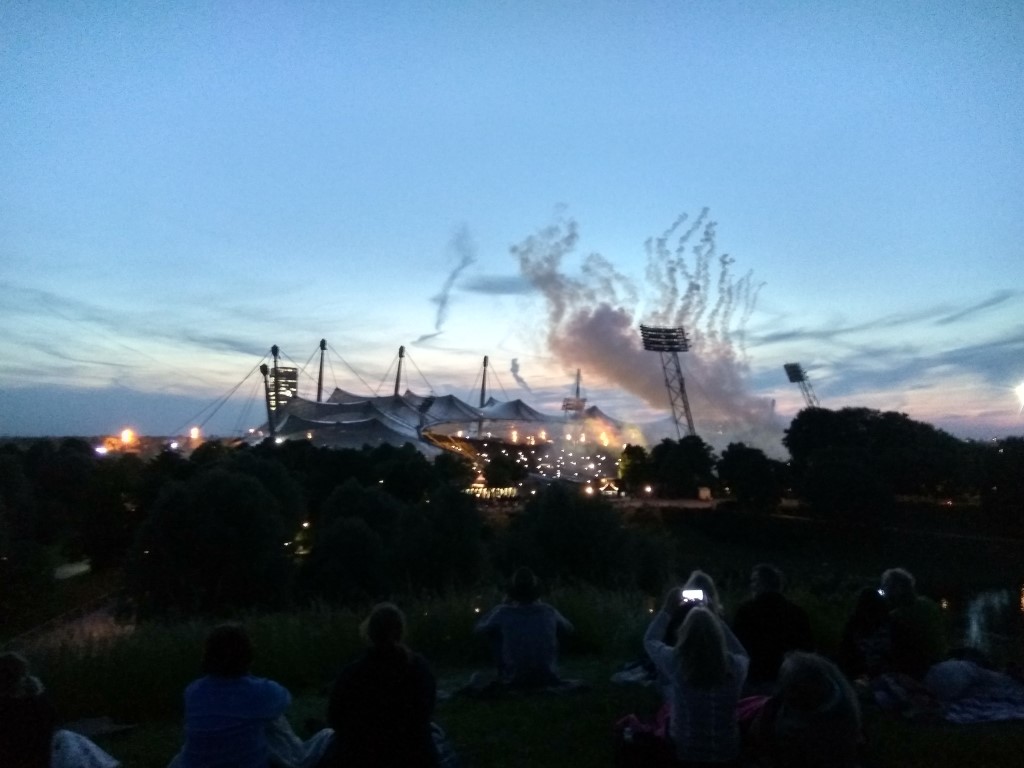 Dieses Foto während dem Feuerwerk beim Konzert wurde testweise mal in HDR geknipst. (Foto: mn)