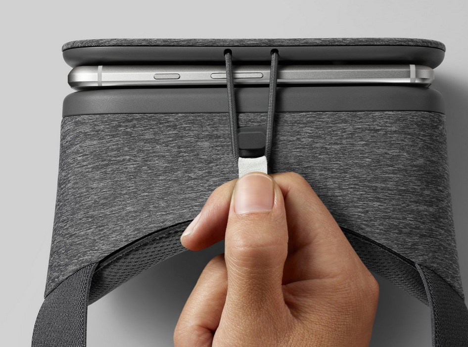 Das Smartphone wird bei Googles Lösung von einer Klappe gehalten und mit einem Gummiband fixiert. (Foto: Google)