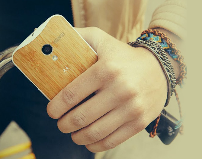 Auf Motorola.com finden sich bislang nur spärliche Informationen zum Moto X. Wie im Bild zu sehen, scheint beim Gehäusematerial auch Holz möglich zu sein. (Foto: Motorola/Google)