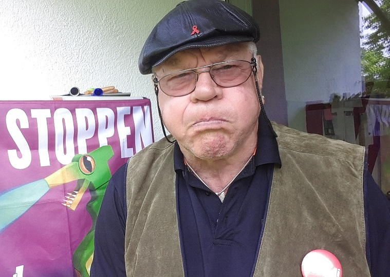 Lothar hatte einen Wirbelbruch und müsste eigentlich von der Hüfte ab gelähmt sein, seine HWS ist auch deformiert. Er ist auf viele Tabletten angewiesen, dazu kommt noch Diabetes. Dennoch engagiert er sich unbeugbar für den Widerstand gegen den Zwangsrundfunk. (Foto: Lothar Peter)