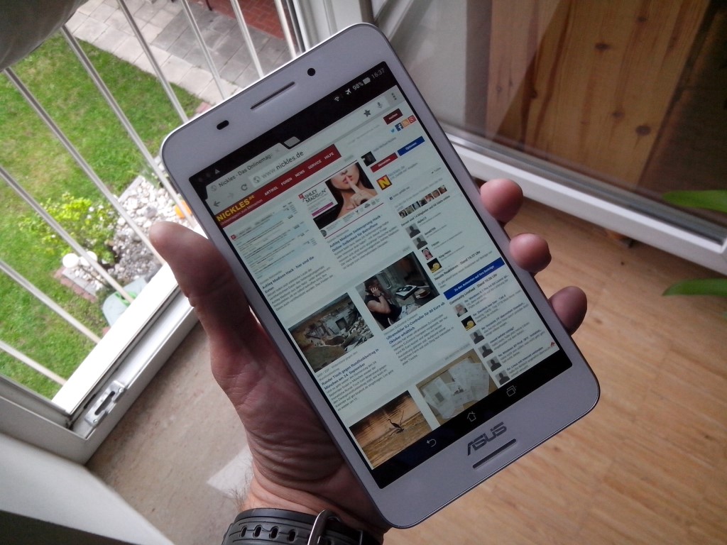 Dieses Asus Fonepad 7 für 117,40 wird mich künftig auf Reisen als "All-In-One"-Gerät begleiten. (Foto: mn)