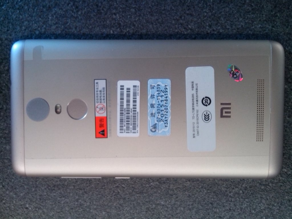 Rückseite des Redmi. Die Schalenteile oben und unten sind aus Plastik, gehen aber nahtlos in den Metallteil über und fühlen sich auch metallisch an. Wer vernünftig ist und das Gerät mit einem Cover schützt, wird die Rückseite allerdings sowieso eher kaum spüren oder sehen.