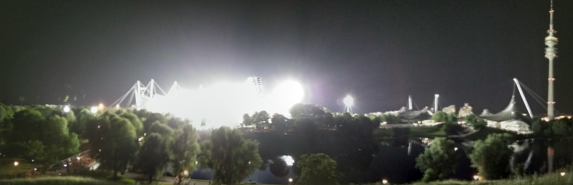 Panoramabild des Olympiastadions in München vom gegenüberliegenden Hügel fotografiert. (Foto: mn)