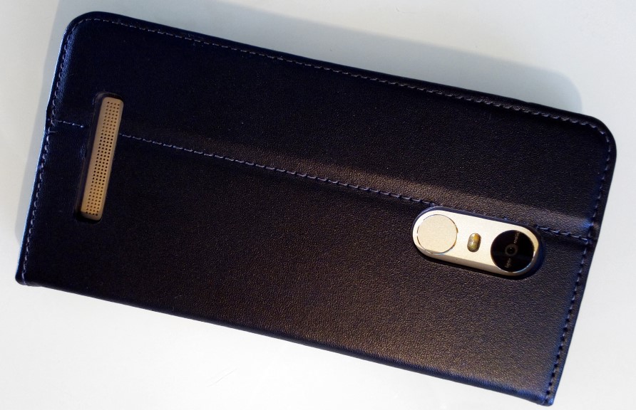 Das Redmi in Echtleder-Klappcover mit Öffnungen für Lautsprecher, Fingerabdrucksensor und Rückkamera. (Foto: mn)