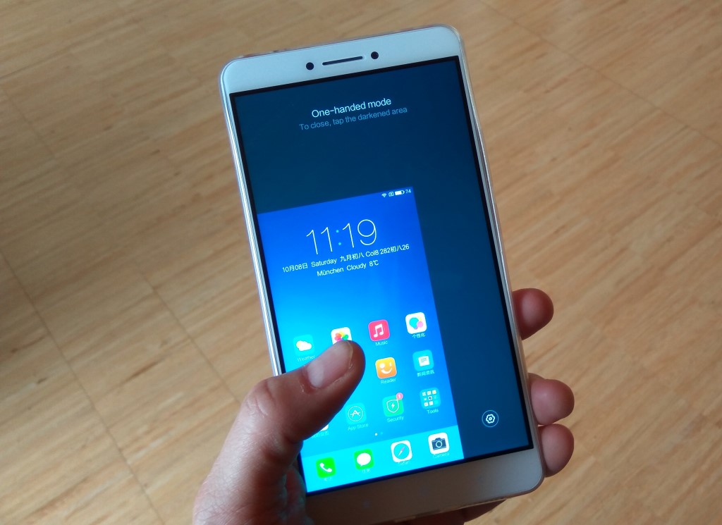 Ideal: per "Wisch" lässt sich das Riesen-Phablet auch in den Einhandmodus schalten und dann bequem einhändig bedienen. Das geht sowohl für Rechtshänder als auch Linkshänder. Hier im Bild wird ein 4,5 Zoll großes Display simuliert.
