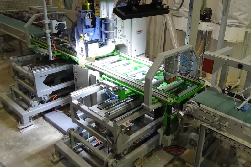 Roboter erkennen Materialfehler und bessern sie aus: Automatisierungstechnik der TU Wien macht Holzverarbeitung effizienter und ressourcenschonender. (Foto: TU Wien)