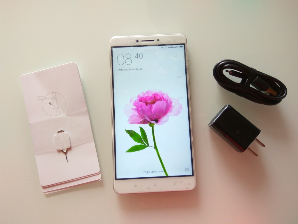 Xiaomi Mi Max - Das Riesen-Phablet kommt mit dem Xiaomi-typischen Lieferumfang: Gerät, "asiatischer" Netzadapter, USB-Kabel und "Witzlos"-Anleitung sowie Steckstift zum Rausholen des Kartenschachts. Je nach Liefersituation liegt eventuell noch ein EU-Netzteiladapter dabei. Das alles ist schnuppe. Relevant ist nur das Gerät selbst.