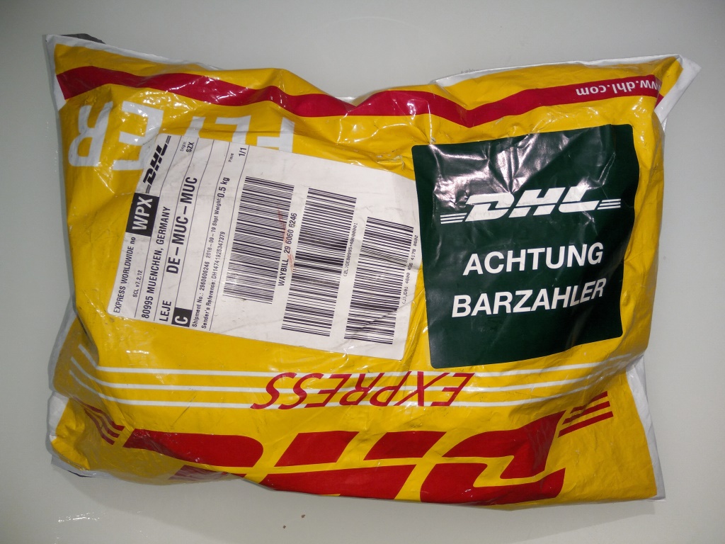 DHL-Expresslieferung. Der fette Aufkleber "ACHTUNG BARZAHLER" ist wohl für den Paketboten gedacht. (Foto: mn)