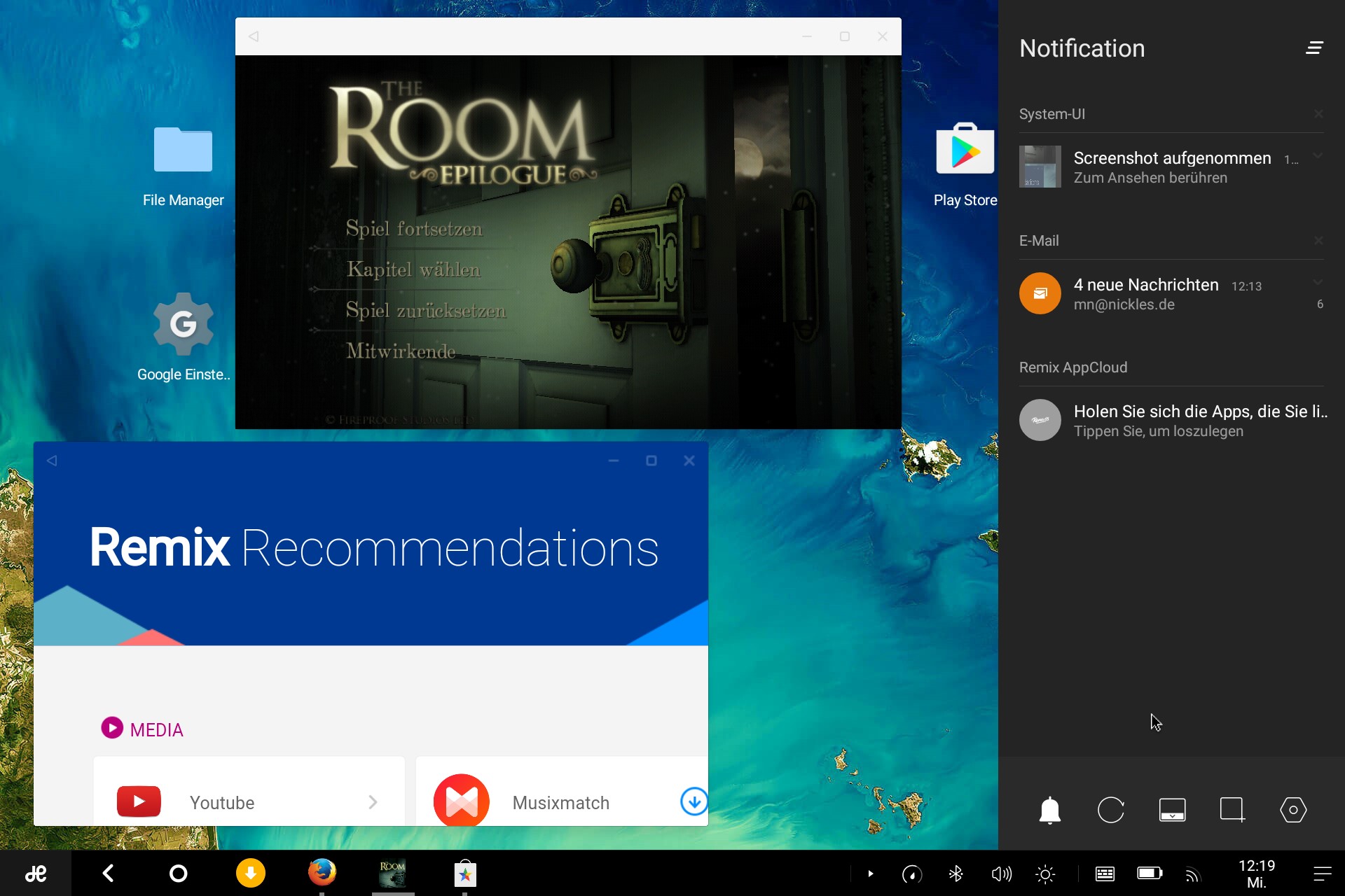 Remix OS. Android-Apps laufen in frei arrangierbaren Fenstern, per Klick unten rechts wird die "Benachrichtiungs-Leiste" eingeblendet.