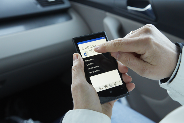 Das Software-Office der Zukunft spielt sich nach Willen Microsofts ohnehin in der Cloud ab, die auch Mitarbeiter mit mobilen Geräten unterwegs verbindet. Jetzt modernisiert Microsoft auch seine reale Bürostruktur (Foto: Microsoft)