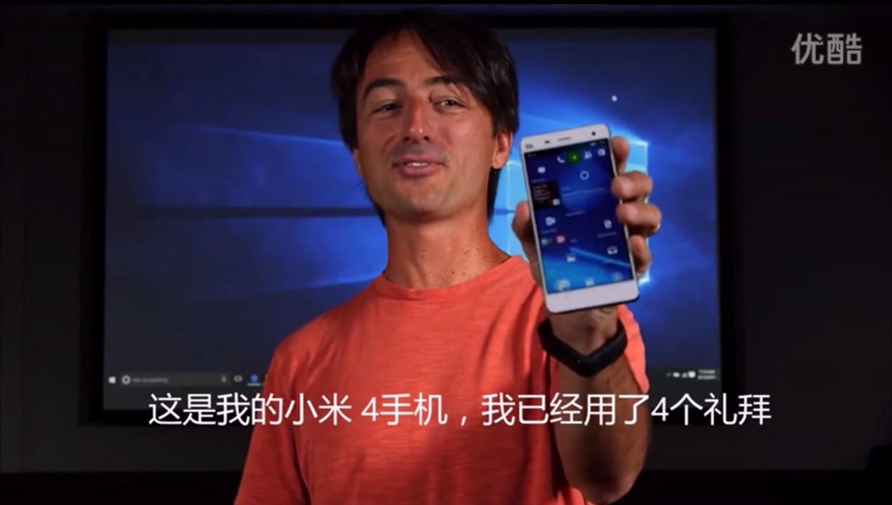 Hier lädt Windows-Chef Joe Belfiore die Xiaomi-Fans ein Windows 10 auf ihrem Gerät auszuprobieren. (Foto: Youtube / Microsoft).