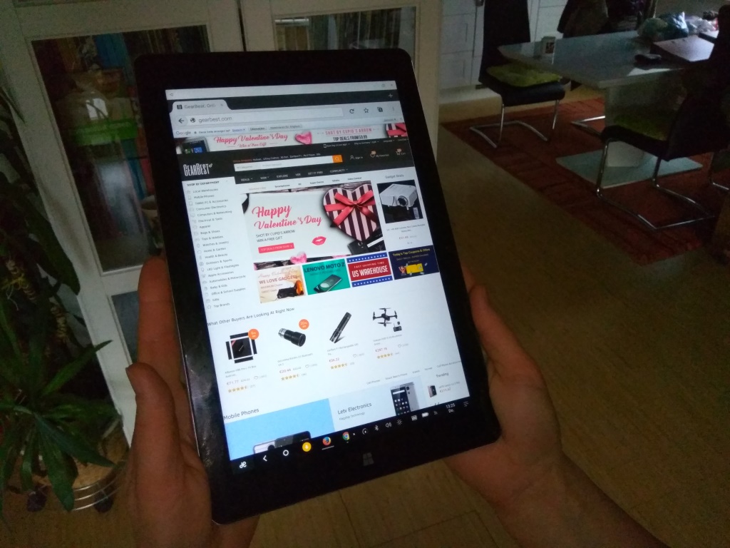Das Chuwi Hi 10 Plus Tablet ist mit seinem 10,8 Zoll Display ein recht großer und auch schwerer Brocken.