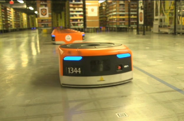 Quizlösung: das ist der Roboter. Die "Kiva" dienen quasi nur dazu, Lagerbehälter zu menschlichen Mitarbeitern zu manövrieren. (Foto: Amazon)