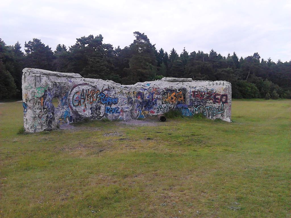 Ein großer Betonmauer-Brocken auf der Panzerwiese in München. Ich fahre da öfters mit dem Rad dran vorbei. Woher dieser Brocken kommt, weiß ich nicht. Ich habe das Bild einfach nur als Aufmacher für die News genommen. (Foto: mn)