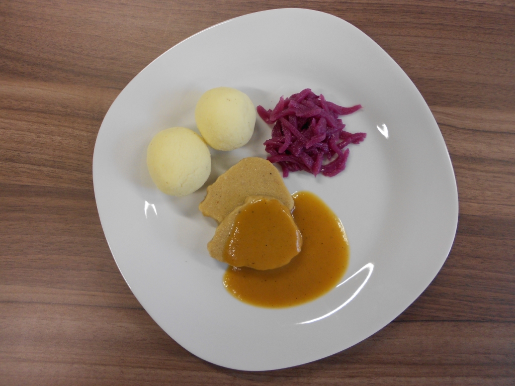 Bild: Schweinebraten mit Blaukraut und Kartoffelknödel. Dieses "pürierte" Gericht wurde noch manuell in Form gebracht. Die Ergebnisse aus dem "3D-Drucker" werden vermutlich ähnlich aussehen. (Foto: Biozoon GmbH)