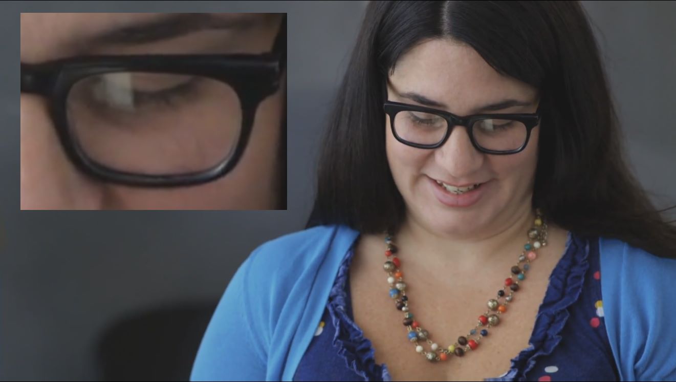 In den Brillengläsern dieser Darstellerin spiegelt sich deutlich ein Gerät mit beleuchtendem Display - zu hell für einen farbigen E-Ink-Reader. Zum besseren Erkennen empfiehlt es sich das Video in HD-Auflösung wiederzugeben.