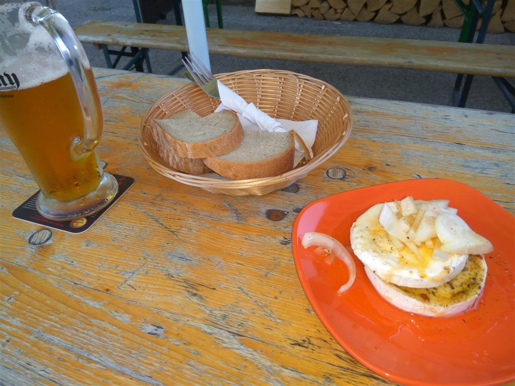 Perfekte Abendmahlzeit: Brot, Käse, Bier. (Foto: mn)