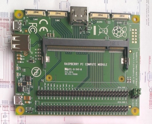 Das Open Source Breakout-Board verpasst dem Compute Module die typischen Anschlüsse eines normalen Raspberry Pi, USB, HDMI. Außerdem gibt es zwei lange Stiftreihen um leichter an die Ein-/Ausgänge ranzukommen. (Foto: Raspberry Pi Foundation)