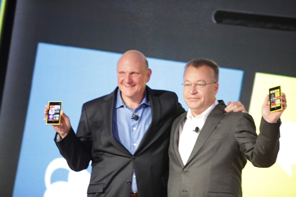 Der ehemalige Microsoft-Chef Steve Balmer und Nokia-Präsident Stephen Elop, 2012 bei der Vorstellung der ersten Nokia-Smartphones mit Windows Phone 8. (Foto: Microsoft)