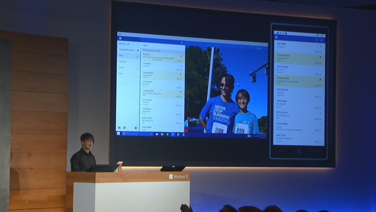 Die gleiche "App" auf Desktop PC (links) und Smartphone (rechts). Beide Apps haben den gleichen Programmcode, Windows 10 skaliert die Darstellung automatisch auf die verfügbare Display-Größe. (Foto: Microsoft)