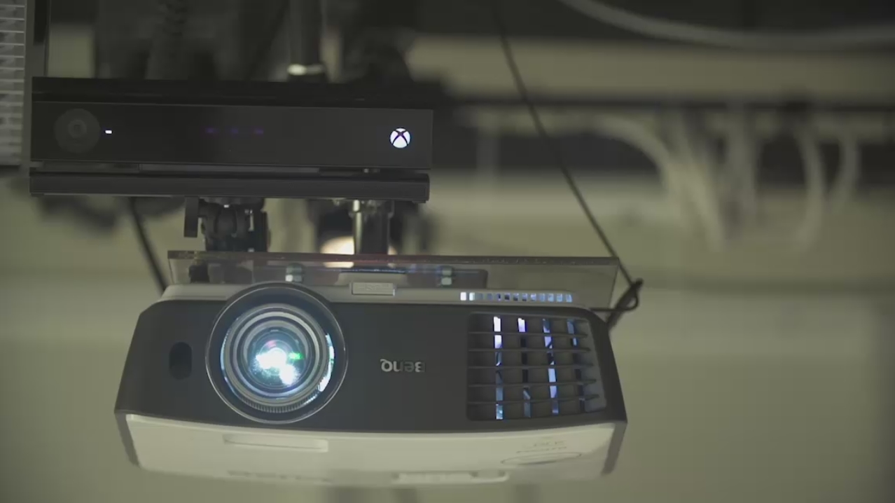 Standard-Hardware: Der Kinect-Sensor überwacht Raum und Personen in 3D, der Projektor liefert das Bild. (Foto: Microsoft)
