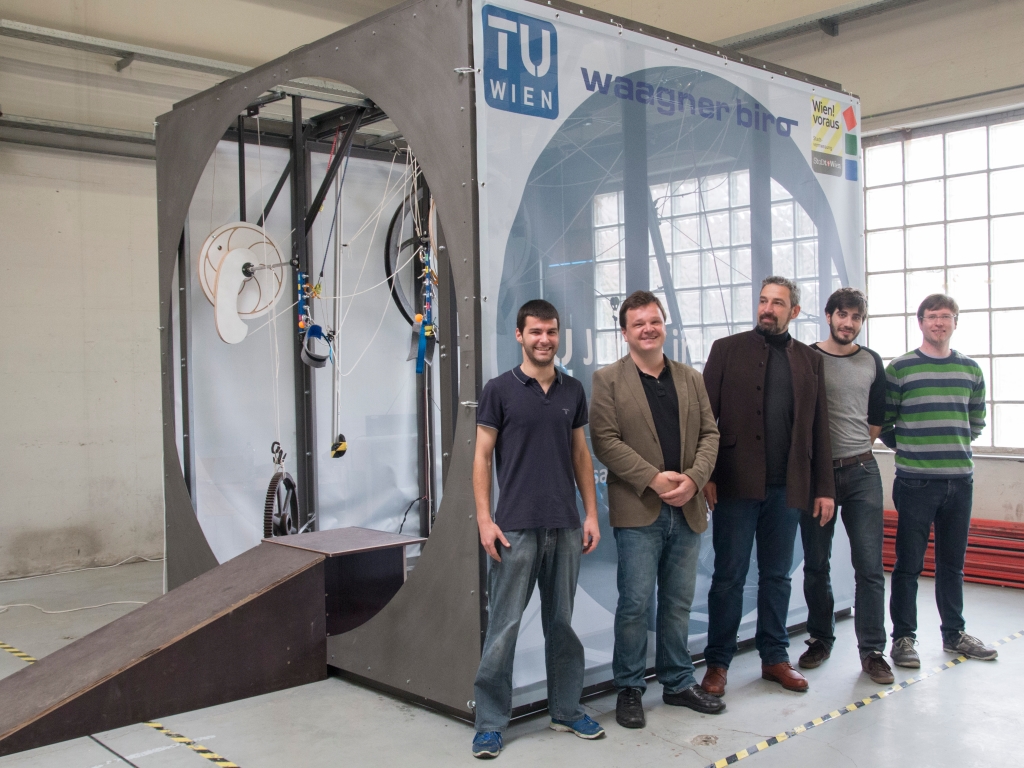 Haben das Ding gebaut: Juri Berlanda, Horst Eidenberger, Bela Eckermann, Luca Maestri und Tobias Froihofer. (Foto: TU Wien)