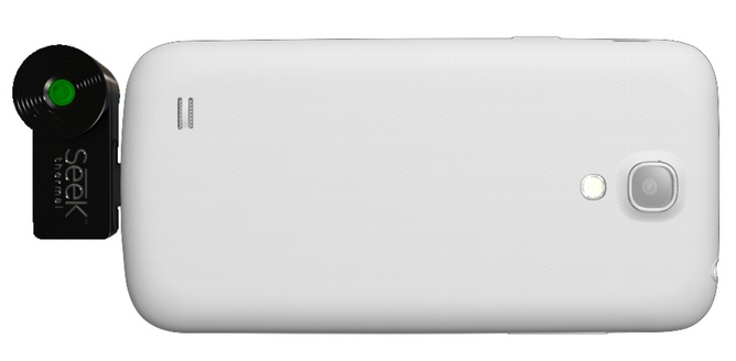 Am Smartphone angesteckter Thermal-Adapter. Da es bei der Ausrichtung der USB-Buchse keine Norm gibt, kann eventuell ein 180 Grad Adapter nötig sein (was die Anbringung dann wohl etwas wackliger macht). (Foto: Seek Thermal)