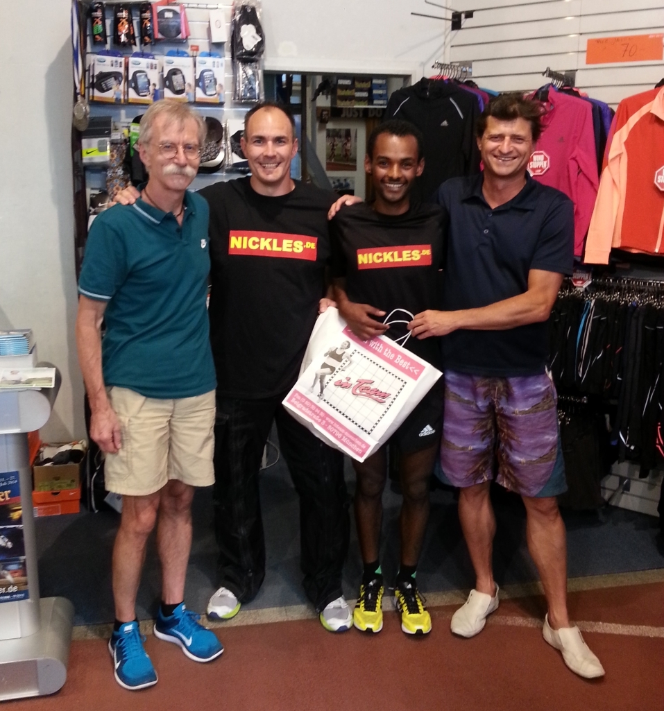Bild: Falko Will vom Inteam München, Claus Fiestelmann, Addisu Tulu Wodajo, Marathon-Veranstalter Dr. Alexander Fricke. (Foto: cf)