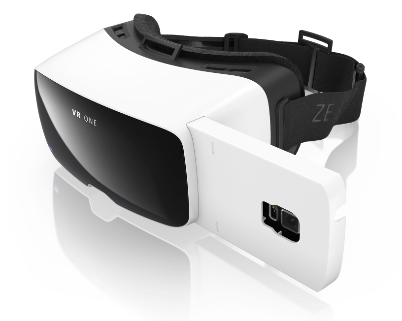 VR One. Smartphones werden durch individuelle Halterungen in das Headset eingeschoben. (Foto: Zeiss)