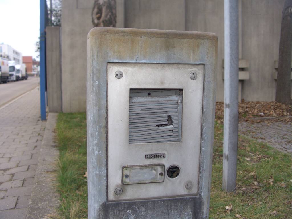 Die Sprechanlage bei der Schranke zum Parkplatz des Bürogebäudes, in dem sich unter anderem die Kanzlei Urmann und Collegen befindet. (Foto: mn)