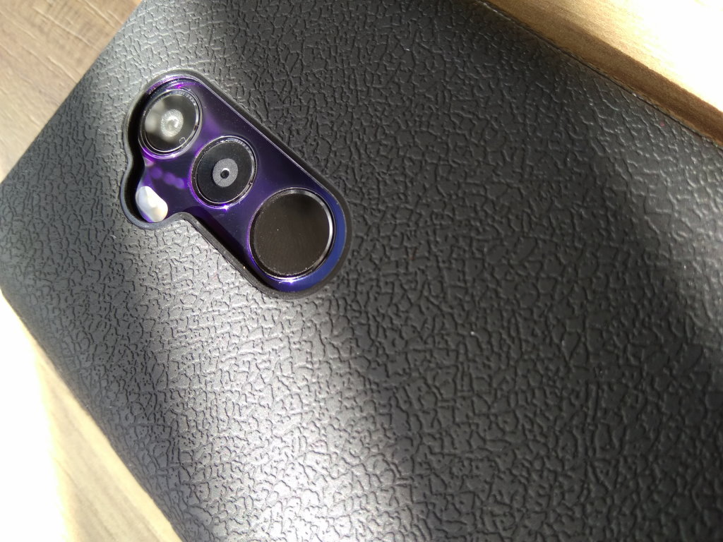 Das beigepackte schwarze Schutzcover hat eine strukturierte Oberfläche, das Z2 liegt damit bombenfest rutschsicher in der Hand.