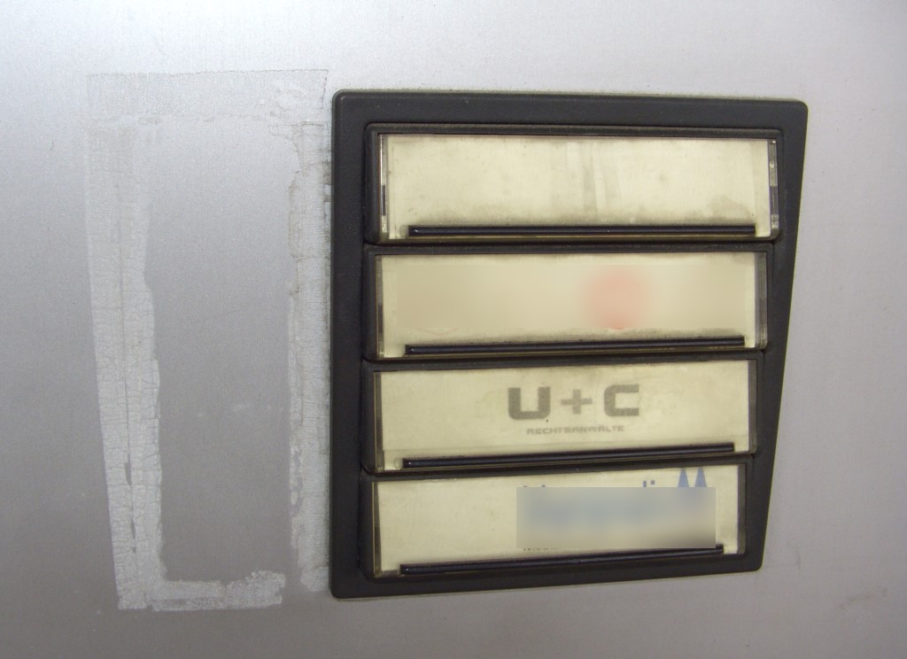 Versifftes Klingelschild der Kanzlei Urmann und Collegen in Regensburg. (Foto: mn)