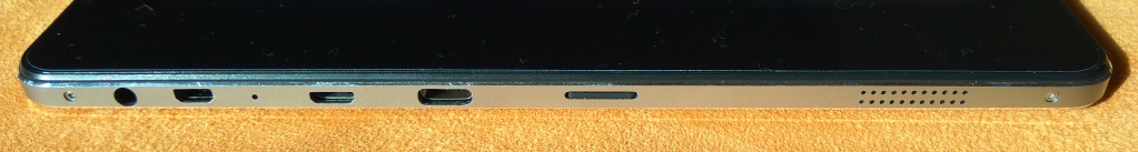 Sämtliche Hauptanschlüsse befinden sich an der Seite des Tablets: Kopfhörerbuchse, Micro-HDMI-Videoausgang, Micro-USB, USB Typ-C, SD-Speicherkarteneinschub. An der Unterseite befindet sich noch der herstellerspezifische Anschluss für die andockbaren Tastaturen. (Foto: mn)