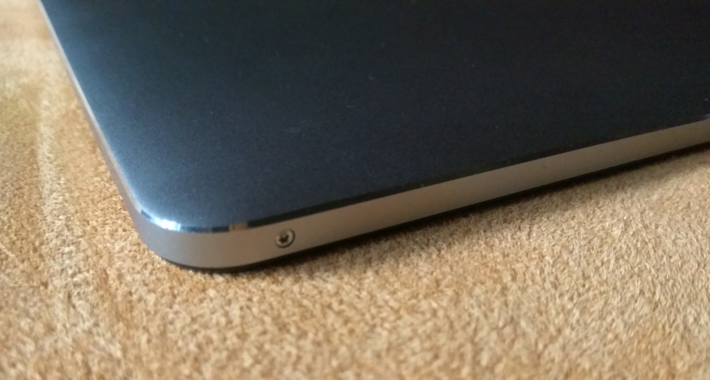 Das "Vollmetall-Gehäuse" des Chuwi-Tablets ist hochwertig, die Ecken sind angenehm abgerundet. Leider ist die metallische Rückseite zwar schick aber zwangsläufig rutschig. (Foto: mn)