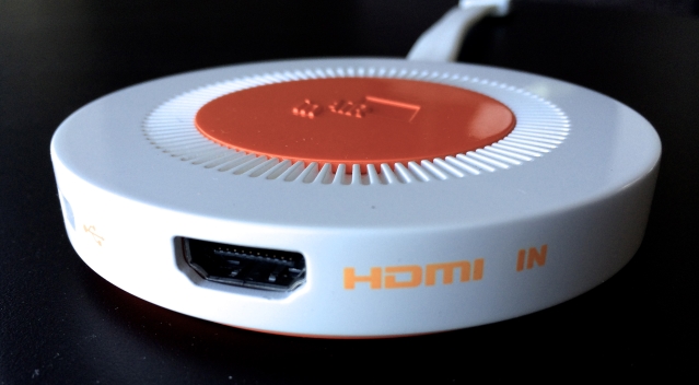 Der Inair-HDMI-Adapter wird zwischen TV und Receiver gehängt. (Foto: Seespace)