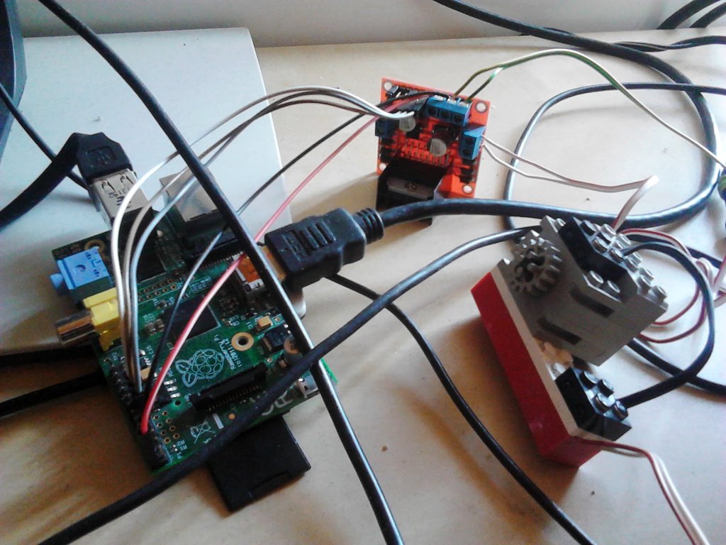 Mein aktuelles Experimentier-Setup: Raspberry Pi, Motortreiber-Platine und Lego-Motor. (Foto: mn)