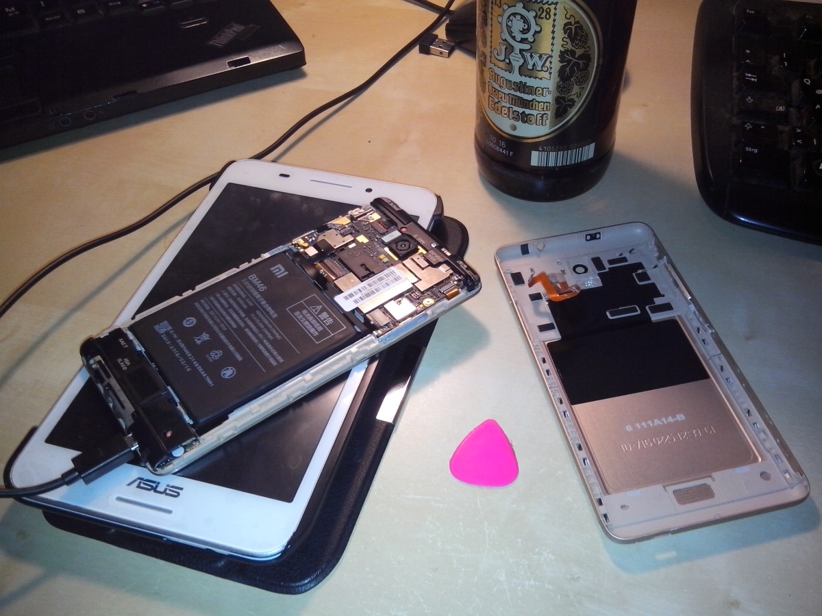 Unter dem geöffneten 5,5 Zoll Smartphone liegt ein Asus Fonepad mit 7 Zoll. Die 1,5 Zoll Größenunterschied machen wie zu sehen schon ganz schön was aus. (Foto: mn)