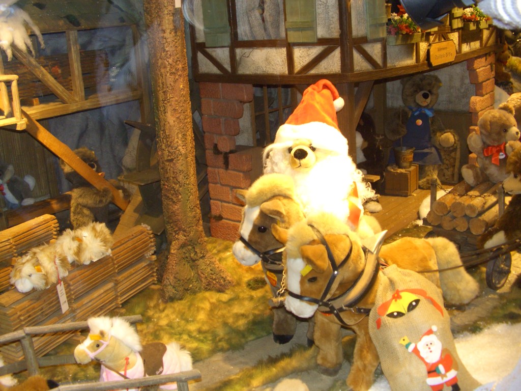 Weihnachtsdekoration im Schaufenster des Kaufhof am Marienplatz in München. (Foto: mn)