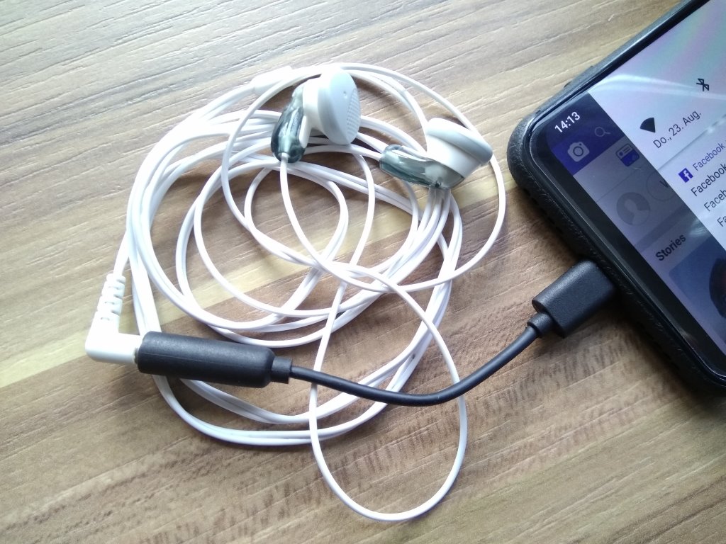 Opfer moderner Zeiten: altbewährte analoge Kopfhörer/Ohrstöpsel funktionieren leider nur noch per Adapter am USB-Typ-C-Port, wenn ein Gerät keinen analogen Anschluss mehr hat.