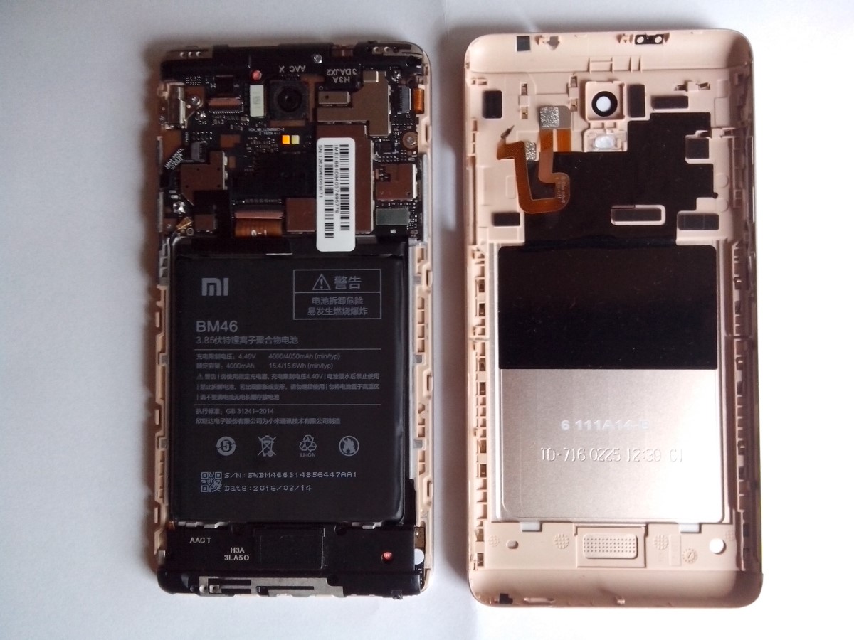 Innenleben des Smartphones. Das Gerät ist sehr modular aufgebaut, sämtliche Verbindungen sind gesteckt. Mit etwas Übung kann man es in rund 20 Minuten in sämtliche Einzelteile zerlegen und auch wieder zusammenbauen. Ein neues Display einbauen (ca 20 Euro inklusive Versandkosten!) oder sonstige Komponenten wie Akku oder Mainboard austauschen, ist also mit ein wenig Geschick leicht machbar. (Foto: mn)