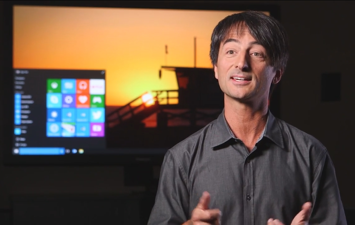 Windows-Team-Chef Joe Belifiore hat auf der Build 2015 erklärt, dass Windows 10 für Phones erst nach der Desktop-optimierten Version kommt. (Foto: Microsoft)