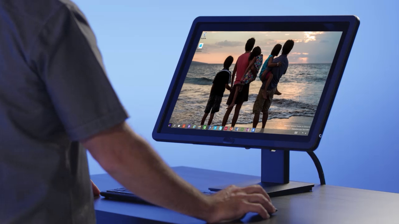 Die erste offizielle Vorschauversion von Windows 10 hatte noch die transparente Taskleiste - seit Build 9901 ist sie einfarbig schwarz. (Foto: Microsoft)