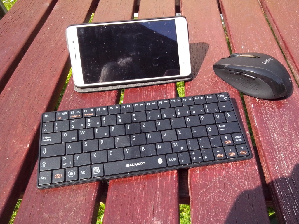 Smartphone als Laptop-Ersatz. Die Kopplung mit Tastatur und Maus per Blutooth beherrschen längst selbst Billigstgeräte. (Foto: mn)