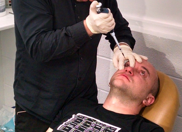 Hier wird einer Testperson die "Nachtsicht-Mixtur" in die Augen geträufelt. (Foto: scienceforthemasses.org)