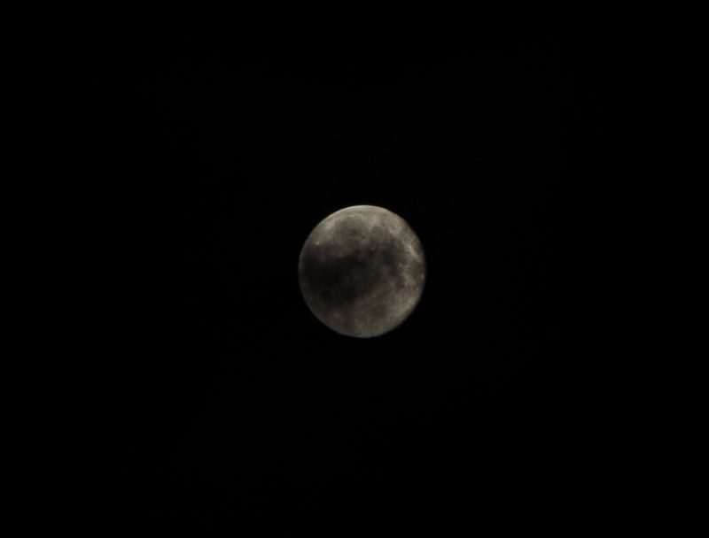 Mond hinter Wolken